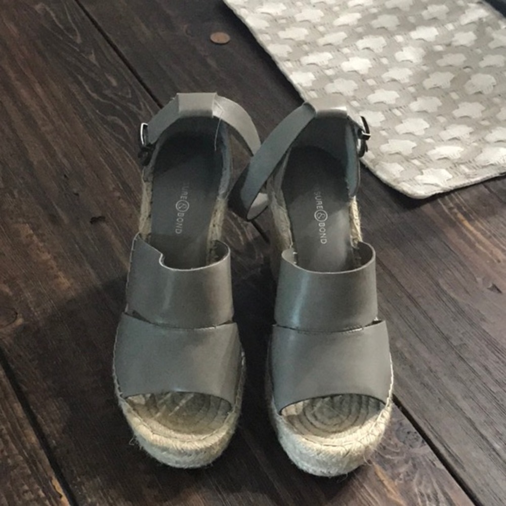 Treasure & Bond Grey Wedge Sandals sz 7